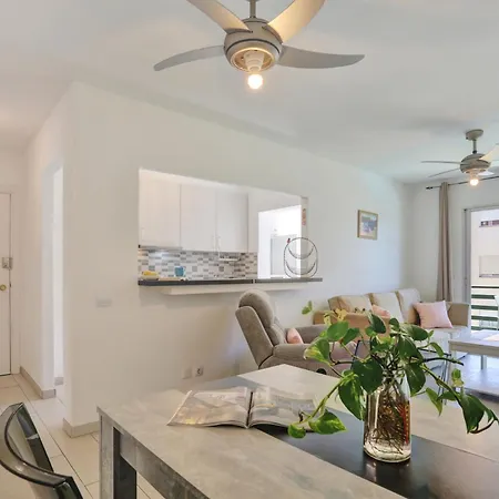 Sea Breeze, Near The Sea, Pool, Parking, Tennis Apartment *